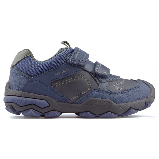 escena edificio Th Zapatillas Geox Buller Amphibiox. Modelo impermeable para niño.  NAVY_MILITARY